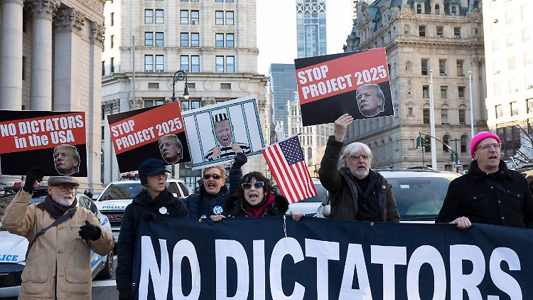 Seit der Verbreitung des Manifests protestieren in den USA Hunderte gegen dessen Inhalte.