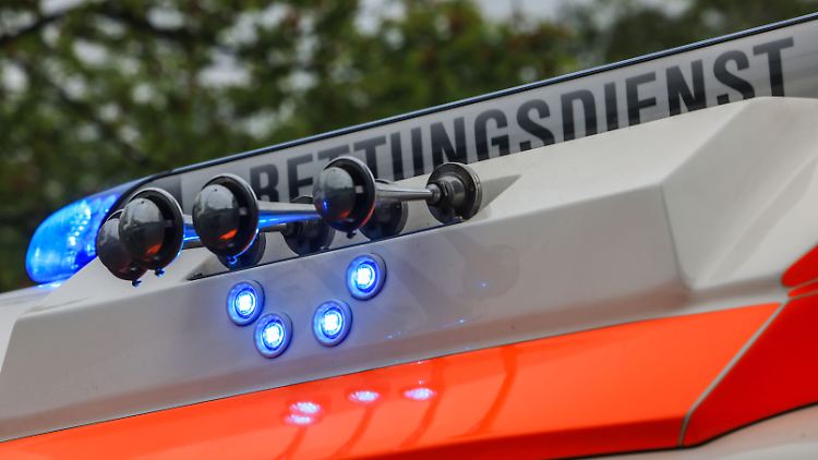 Wie es zu dem Sturz kommen konnte, bedarf der weiteren Ermittlungen, teilt die Polizei mit.