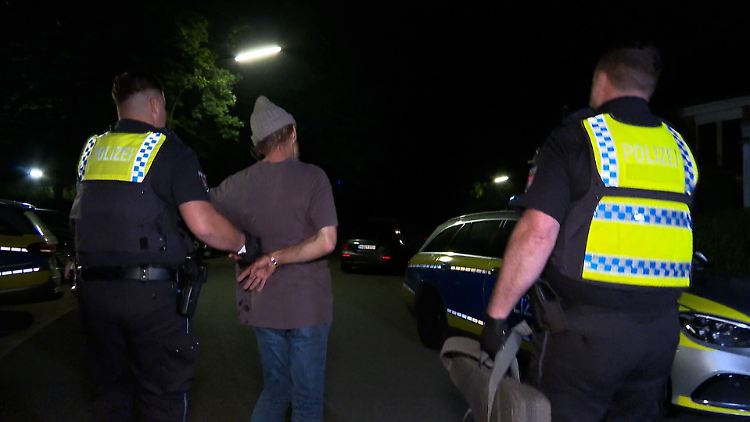 Pfefferspray nützte zunächst nichts, weshalb die Polizei ein SEK zur Verstärkung anforderte.