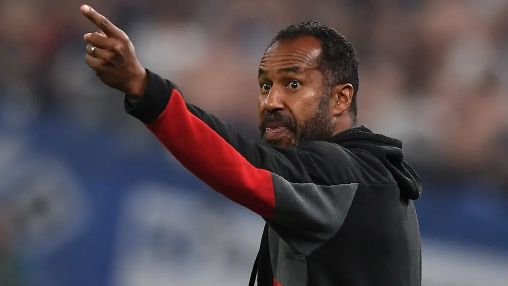 Duesseldorfs-Trainer-Daniel-Thioune-gibt-Anweisungen