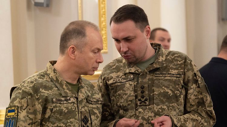 Kyrylo Budanow (r.), Kommandeur des ukrainischen Militärgeheimdienstes HUR, mit dem Oberbefehlshaber der ukrainischen Streitkräfte, Olexander Syrskyj (l.).