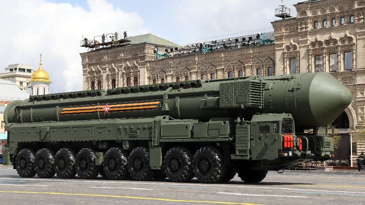 Eine russische Interkontinentalrakete vom Typ RS-24 bei einer Militärparade in Moskau.