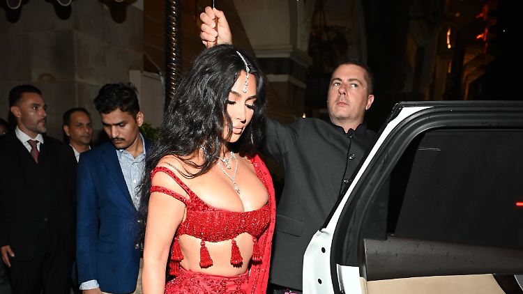 Eines von mehreren aufwändigen Outfits Kardashians.