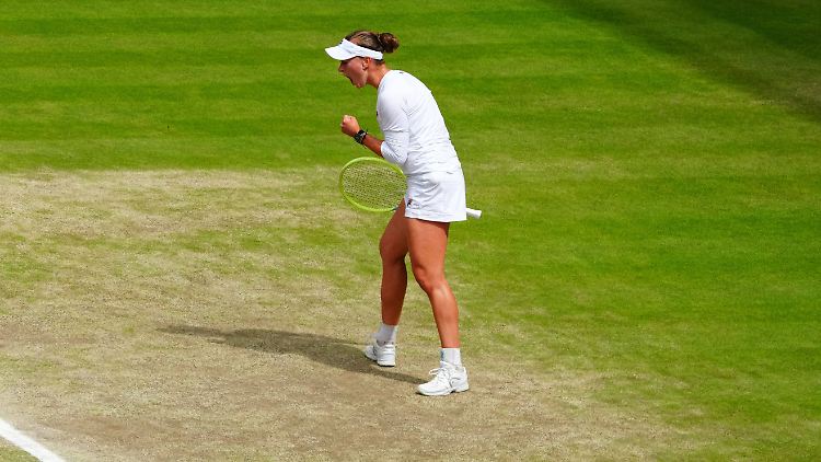 Barbora Krejcikova feiert in Wimbledon den größten Sieg ihrer Karriere.