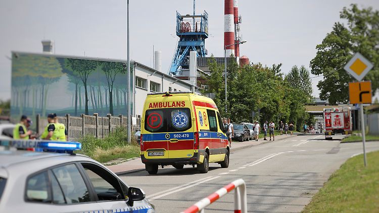Ein Krankenwagen steht vor dem Kohlebergwerk in Rydultowy.