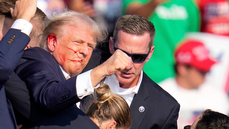 Trump läuft das Blut übers Gesicht. Nach dem Angriff reckt der Republikaner die Faust.