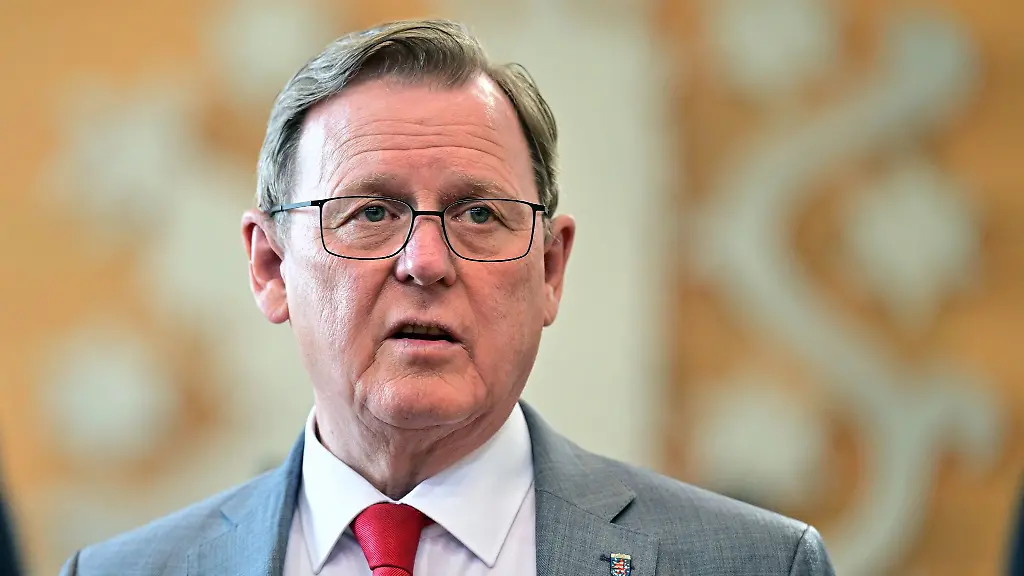 Bodo-Ramelow-steht-im-Plenarsaal-des-Landtags