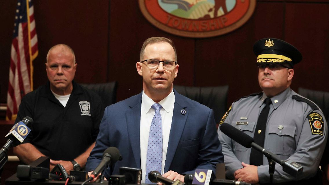 Kevin Rojek bei einer Pressekonferenz in Butler, Pennsylvania. Dort fand auch die Trump-Kundgebung statt.