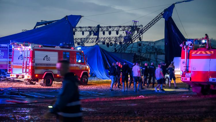 Mit Wärmebildkameras und Spürhunden suchten die Rettungskräfte nach Menschen unter der Zeltplane.
