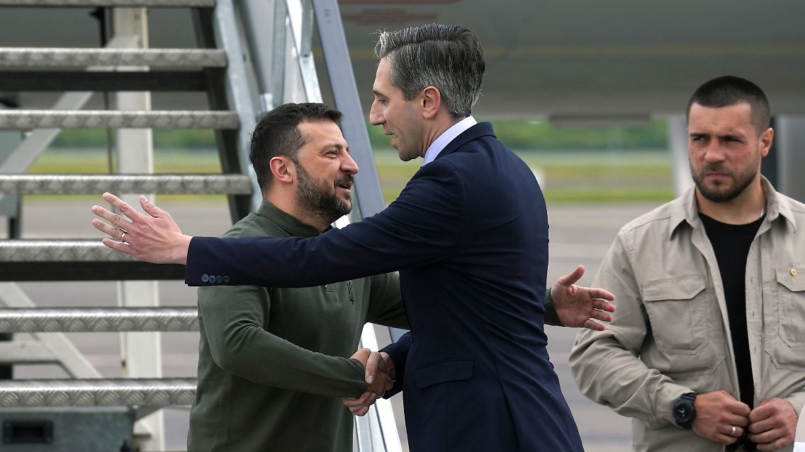 Der irische Premierminister Taoiseach Simon Harris begrüßt den ukrainischen Präsident Wolodymyr Selenskyj am Flughafen Shannon.