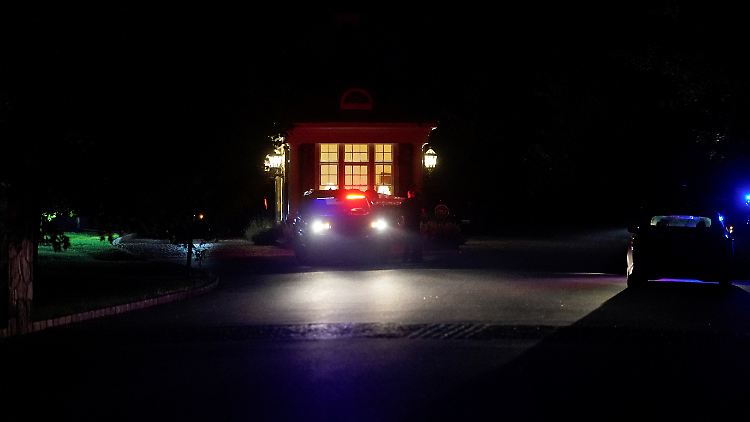 Sicherheitskräfte vor Trumps Golfklub in New Jersey. Dort verbringt der Ex-Präsident die Nacht. Morgen fliegt er zum Nominierungsparteitag der Republikaner nach Milwaukee.