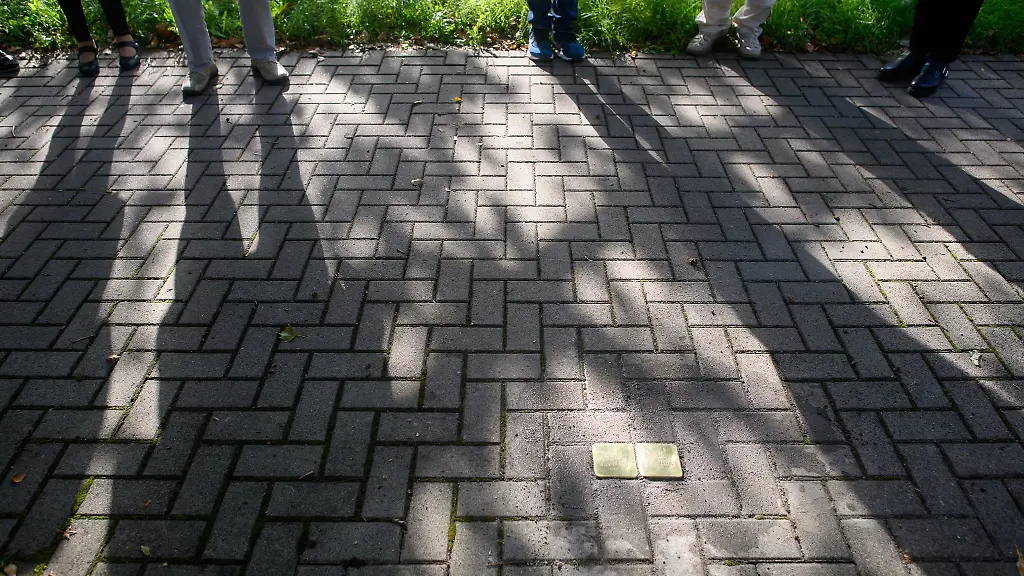 Zwei-neue-Stolperstein-wurden-in-den-Gehweg-eingelassen