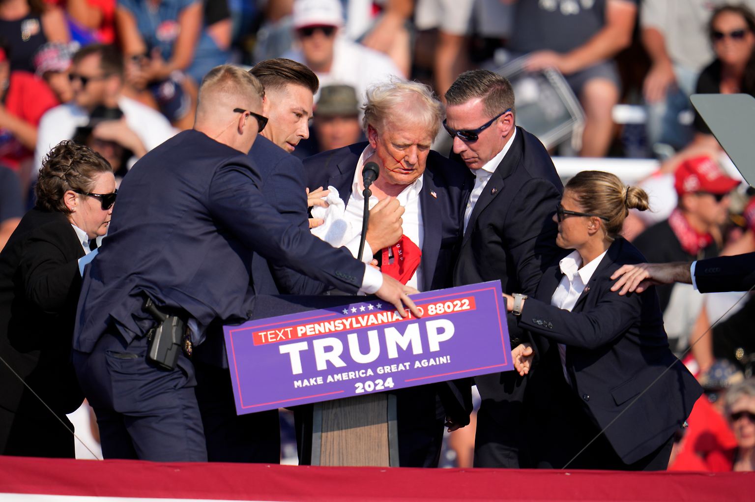 Schon kurz nach der Tat stuft das FBI die Schüsse auf Donald Trump als "Mordversuch" ein.