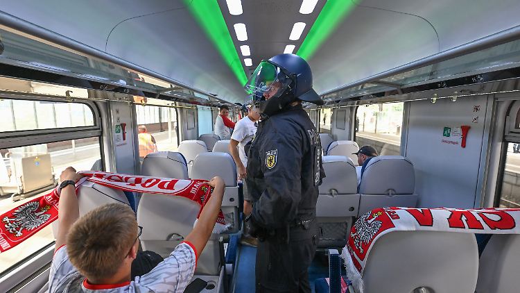 Etwa 22.000 Polizisten kontrollierten die Grenzen während der EM. Laut Polizeigewerkschaft ist dies auf Dauer nicht möglich.