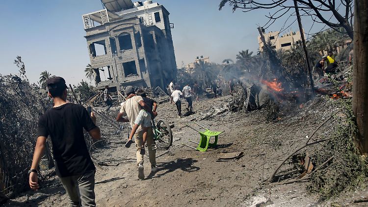Nach einem israelischen Angriff evakuieren Palästinenser einen Ort im südlichen Gazastreifen. 