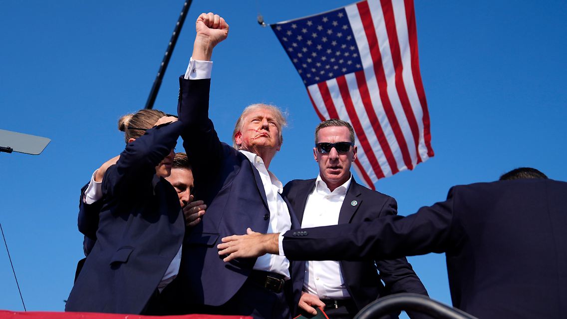Dieses Bild von Donald Trump mit gestrecktem Arm und geballter Faust ist ikonisch für das Ereignis.