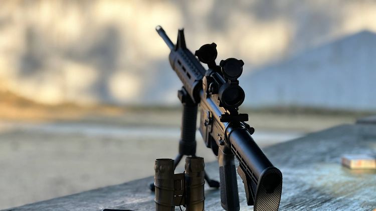 Die mutmaßliche Tatwaffe des Attentats auf Trump: Das Gewehr AR-15.