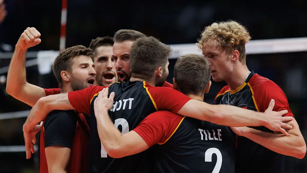 Die-deutschen-Volleyballer-feiern-den-Sieg-gegen-Brasilien