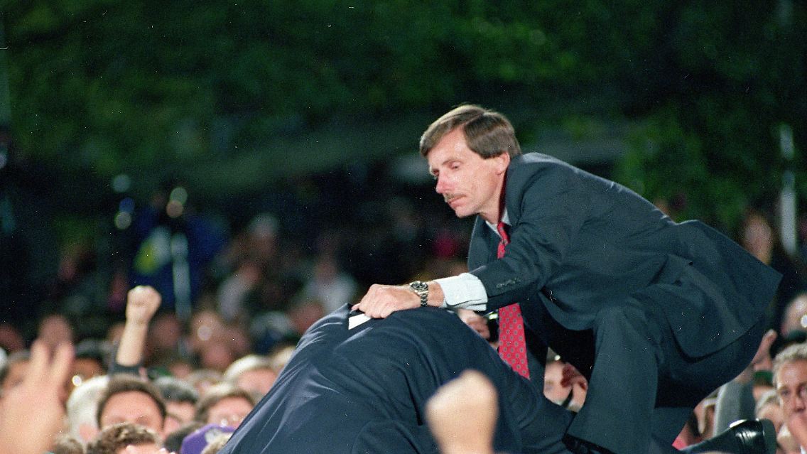 Eine Secret-Service-Agent hält 1992 Al Gore an den Hosen, nachdem der designierte Vize-Präsident sich zu weit ins Publikum gebeugt hatte.