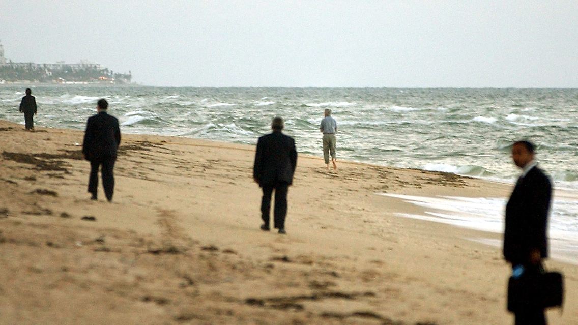 Secret-Service-Agenten beschützen 2004 den demokratischen Politiker John Kerry, als dieser an einem Strand spaziert.
