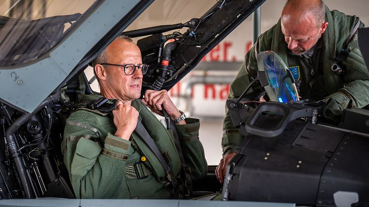 Merz im Cockpit eines Eurofighters. 