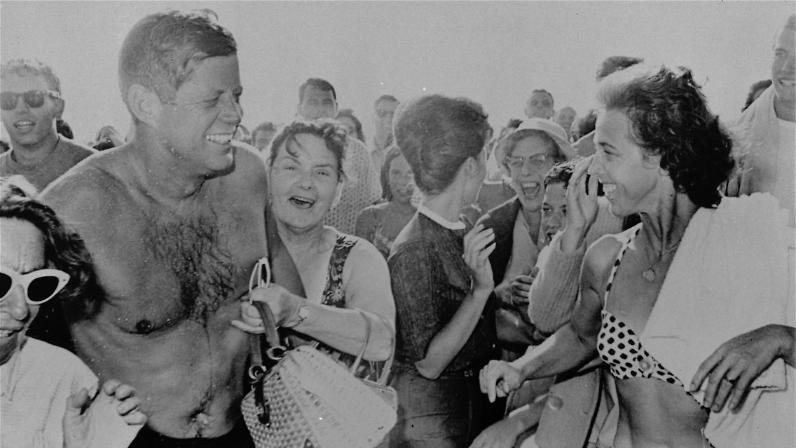 US-Präsident Kennedy 1962 am Strand. Dem Secret Service gefiel die Szene laut Fotograf so gar nicht. Ein Jahr später ist Kennedy tot.