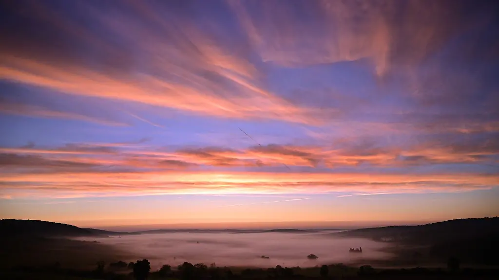 Nebel-liegt-vor-Sonnenaufgang-ueber-dem-Stausee-Hohenfelden
