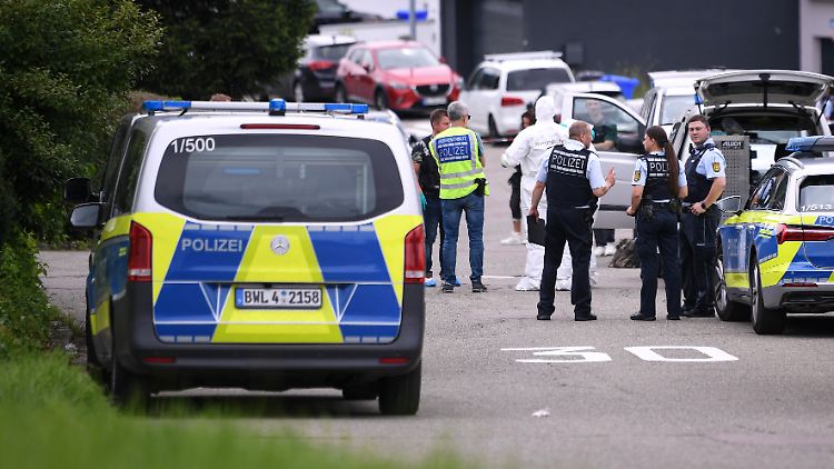 Polizisten haben den Tatort weiträumig abgesperrt. 