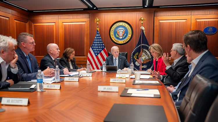 US-Präsident Biden und seine Vize Harris erhalten ein Briefing im Weißen Haus.
