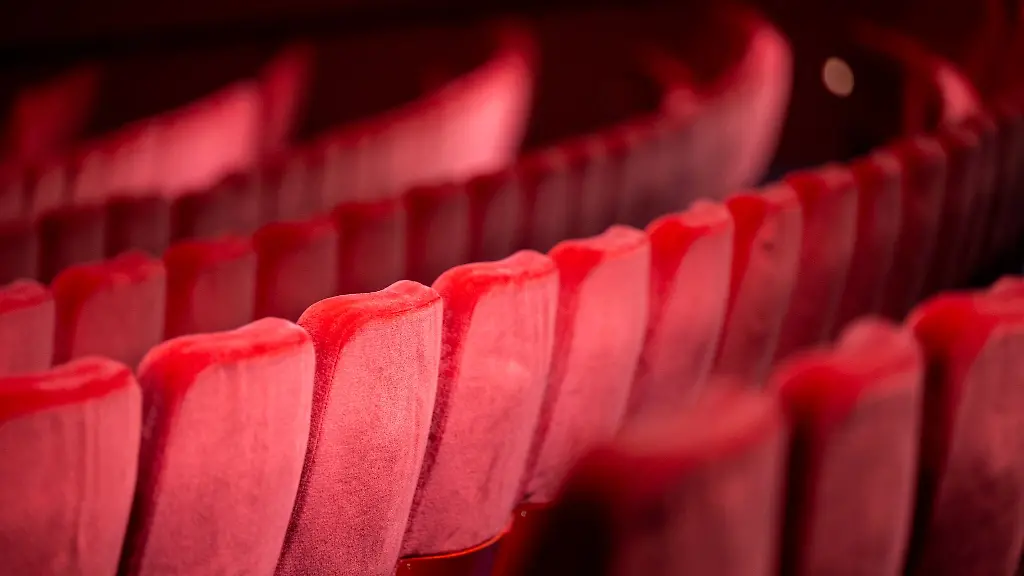 Blick-auf-die-Sitzreihen-des-Zuschauerraums-in-einem-Theater