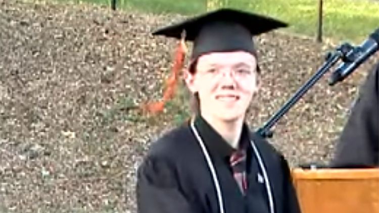 Ein stiller Junge in einem schwarzen Abschlussgewand: Mitschüler sehen den Trump-Attentäter als Mobbing Opfer.  