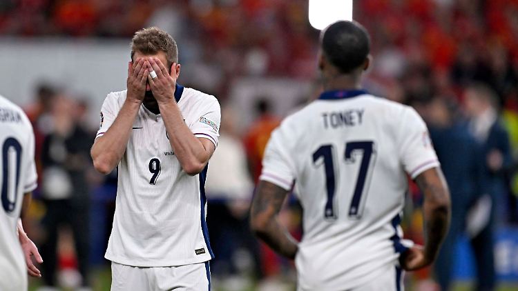 Harry Kane kann es nicht glauben, schon wieder gewinnt er keine Trophäe.
