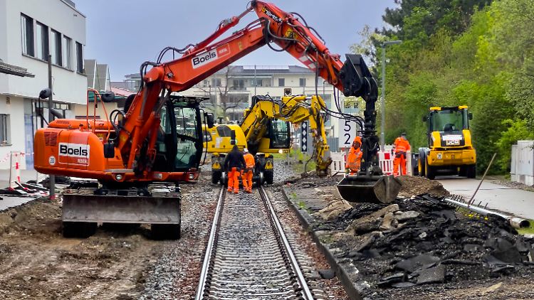 Am Bahnhof Bad Woerishofen in Bayern werden Gleise erneuert und Bahnsteige erhöht. 