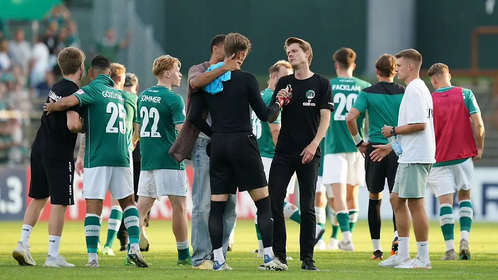 Luebecks-Trainer-Lukas-Pfeiffer-r-spricht-mit-Torwart-Philipp-Klewin