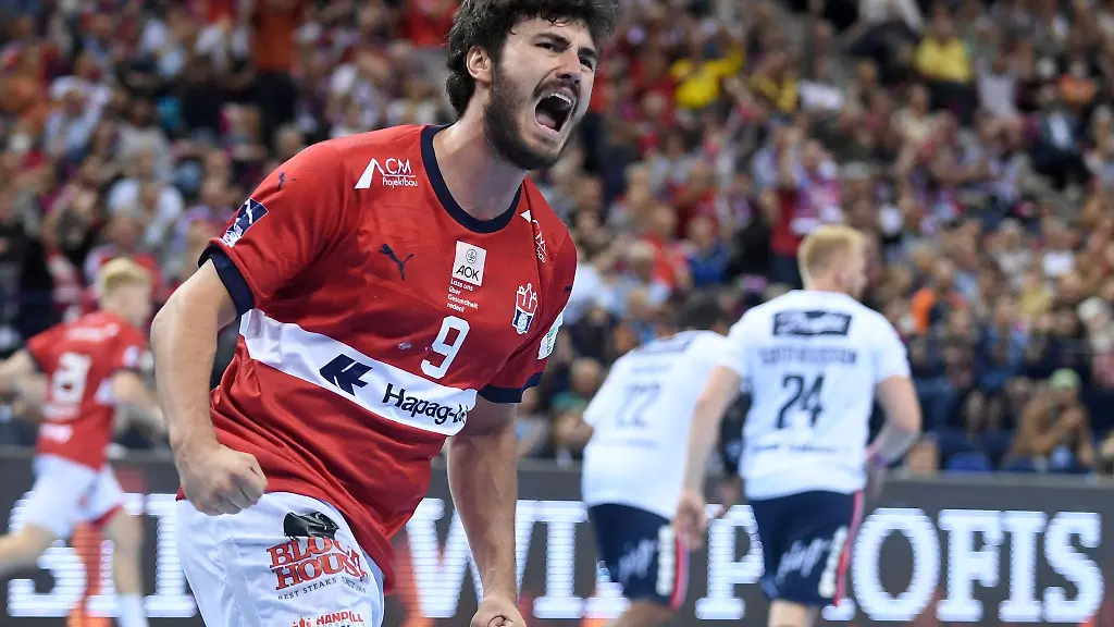 Hamburgs-Frederik-Jacob-Arenth-Lassen-jubelt-nach-einem-Treffer