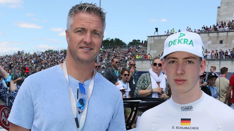 David Schumacher (r.) freut sich über das Liebesglück seines Vaters Ralf.