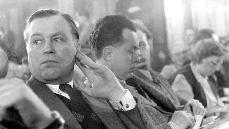 Otto John (l.), der ehemalige Präsident des Verfassungsschutzes, im Januar 1955 auf einer Pressekonferenz mit dem DDR-Staatssekretär Albert Norden in Ost-Berlin. 