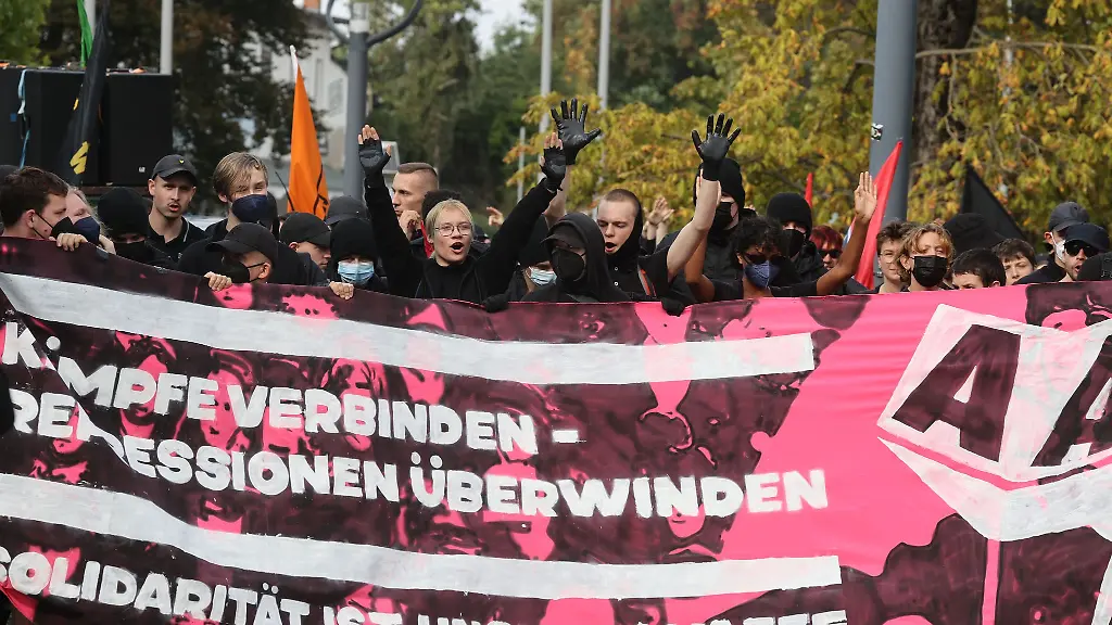 Teilnehmer-einer-linken-Demonstration-der-Aktion-Antifa-Gera-versammeln-sich-am-Hauptbahnhof