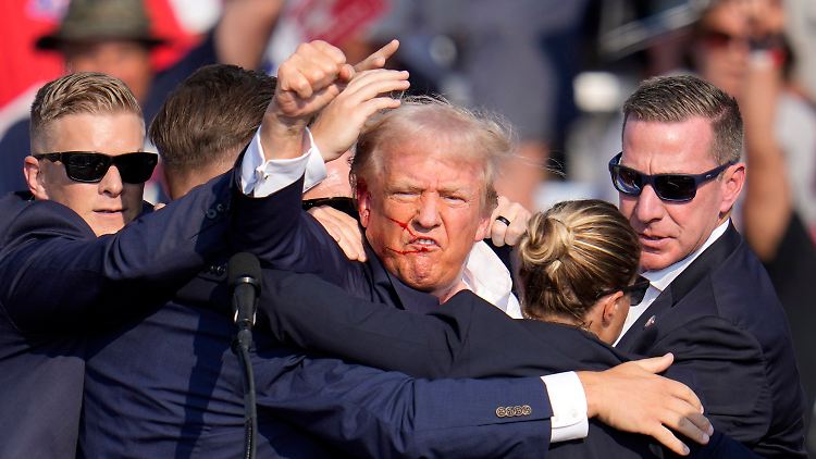 Dieses Bild ging nach dem Attentat um die Welt und ziert jetzt auch T-Shirts: Trump mit Blut im Gesicht und in die Höhe gereckter Faust.
