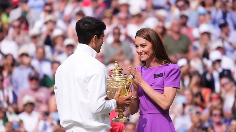 Prinzessin Kate überreichte Alcaraz die Trophäe.