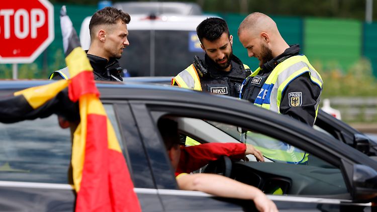 1112 Haftbefehle konnte die Polizei infolge der Grenzkontrollen vollstrecken. 