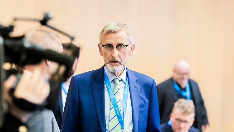 Sachsens Innenminister Armin Schuster von der CDU lässt die Abschiebung von Robert A. durch die Ausländerbehörde der Stadt Chemnitz prüfen.