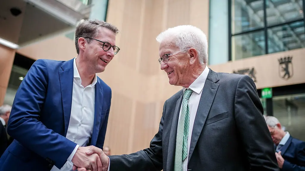 Markus-Blume-l-CSU-und-Winfried-Kretschmann-Buendnis-90-Die-Gruenen-geben-sich-die-Hand