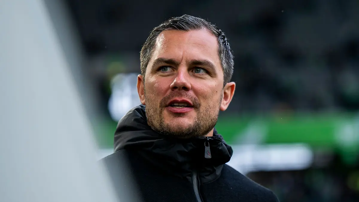 Wolfsburgs-Geschaeftsfuehrer-Marcel-Schaefer-betritt-das-Stadion
