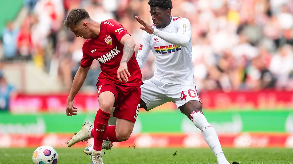 Koelns-Faride-Alidou-r-und-Stuttgarts-Angelo-Stiller-kaempfen-um-den-Ball