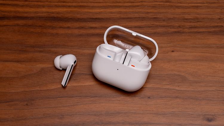 Die Samsung Galaxy Buds 3 Pro gibt es auch in einem schickeren Silber-Grau.