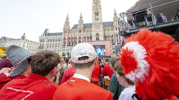 Fußballfans auf dem Wiener Rathausplatz.