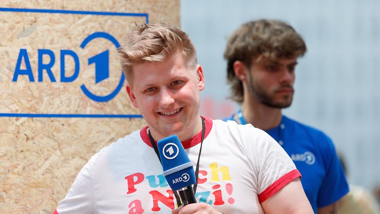Sebastian Hotz ist unter anderem Podcaster, Gagschreiber und bekannt auf X.
