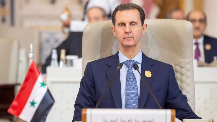Laut konservativen Schätzungen des US-Außenministeriums aus dem Jahr 2022 verfügt Assad über ein Nettovermögen zwischen einer und zwei Milliarden Euro. 