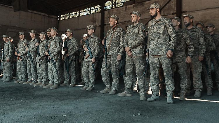 Soldaten des Spezialbataillons "Shkval" bei der Übergabe ihrer Abzeichen. 